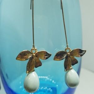 Free w purchase Light blue earrings w golden bow